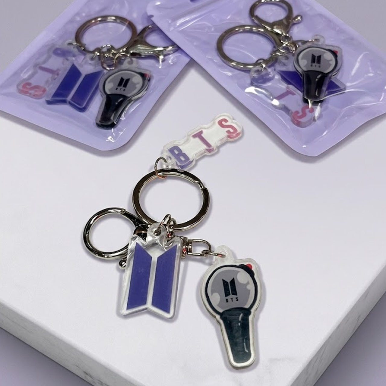 Llavero BTS edición Logo & Lightstick (Army Bomb)