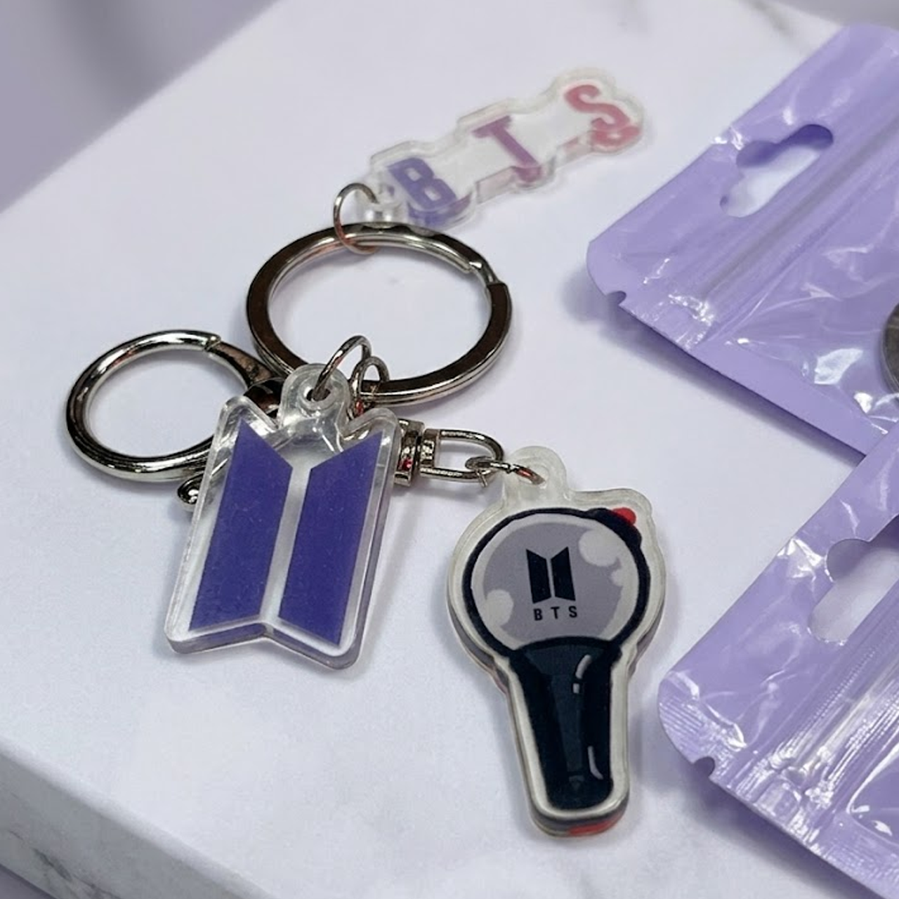 Llavero BTS edición Logo & Lightstick (Army Bomb)